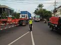 Satlantas Polres Tanjung Perak Atur Lalu Lintas Sore di Jalan Jakarta