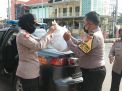 Kapolsek Kenjeran Bagikan Puluhan Nasi Bungkus Untuk Berbuka