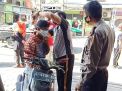 Polsek Asemrowo Lakukan Operasi Penertiban Masker di Depan Mako