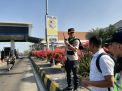 Kapolres Tanjung Perak Kawal Supporter Bonek Masuk Tol