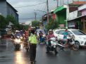 Atur Lalu Lintas Sore, Polsek Asemrowo Beri Pelayanan Kepada Masyarakat