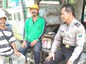 Babinkamtibmas Takal Kedinding Titip Pesan Waspada Curanmor ke Juru Parkir
