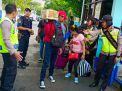 Polwan Polres Tanjung Perak Laksanakan Pengamanan Pemudik di Sub Posyan