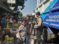 Personil Satsabhara Polres Tanjung Perak Bersama Sekuriti Pelindo Pantau Keamanan di Pasar Ujung