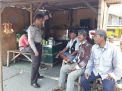 Babinkamtibmas Takal Kedinding Tegur Penarik Becak Yang Parkir Sembarangan
