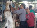 Babinkamtibmas Dupak, Bantu Pemotongan Hewan Kurban di Masjid At Taqwa