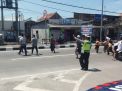 Unit Lantas Polsek Kenjeran Atur Lalu Lintas di Depan Masjid As-Siddiq