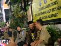 Kapolsek Asemrowo Bahas Pemilu Damai di Acara Cangkrukan Senin Militan