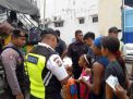 Satsabhara Polres Tanjung Perak Titip Pesan Waspada Penipuan ke Calon Penumpang Kapal