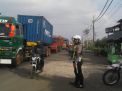 Satlantas Polres Tanjung Perak Lakukan Pengaturan Sore di Jalan Branjangan