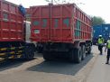 Satlantas Polres Tanjung Perak Tertibkan Truk Yang Mangkal di Jalan Jakarta