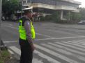 Unit Lantas Polsek Krembangan Lakukan Pengaturan Sore Bantu Kepulangan Pekerja