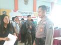 Babinkamtibmas Takal Kedinding Berikan Pesan-Pesan Positif Ke Para Pengunjung Bursa Kerja