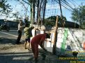 Panit Binmas Polsek Asemrowo Bantu Warga Lakukan Perbaikan Gapura Kampung