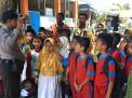 Babinkamtibmas Krembangan Utara Gelar Rabu Narsis, Sampaikan Pesan Rajin Belajar Ke Murid-Murid SD