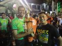 Kapolres Tanjung Perak Serahkan Tropi Kepada Kapten Tim Pemenang Turnamen Voli