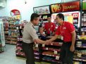Babinkamtibmas Takal Kedinding Sampaikan Himbauan Waspada 3C ke Pegawai Mini Market