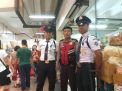 Babinkamtibmas Bongkaran Sampaikan Pesan Keamanan ke Petugas Sekuriti Pasar Atom