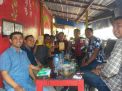 Babinkamtibmas Perak Utara Sosialisasikan SPKT Door To Door Lewat Acara Cangkrukan di Warung Kopi