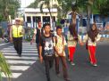 Polsek Krembangan Beri Pelayanan Membantu Warga Menyeberang Jalan