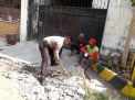 Babinkamtibmas Takal Kedinding, Bantu Warga Perbaiki Jalan Kampung