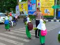 Kasat Lantas Polres Tanjung Perak Bantu Anak-anak Sekolah Menyeberang Jalan