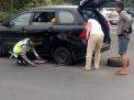 Anggota Satlantas Polres Tanjung Perak Bantu Pengendara Mobil Ganti Ban Bocor