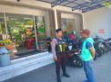 Satsabhara Polres Tanjung Perak Patroli Dialogis Bersama Jukir Mini Market