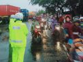 Anggota Satlantas Polres Tanjung Perak Laksanakan Pengaturan Sore di Tengah Hujan