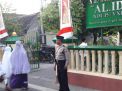 Babinkamtibmas Kenjeran Kawal Sholat Idul Adha di Masjid Al Idris