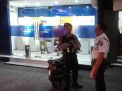 Pantau Keamanan di Kantor Bank, Satsabhara Polres Tanjung Perak Gelar Patroli Rutin