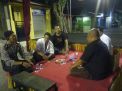 Babinkamtibmas Dupak Gelar Patroli Malam di Pemukiman, Sampaikan Waspada Orang Tak Dikenal