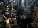Patroli Malam di Pemukiman, Babinkamtibmas Krembangan Utara Sampaikan Waspada Orang Tak Dikenal