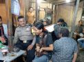 Babinkamtibmas Krembangan Utara Sampaikan Pesan Anti Hoax Ke Pengunjung Warkop