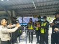Panit Binmas Polsek Asemrowo Praktekkan Cara Cuci Tangan Yang Benar Guna Mencegah Corona