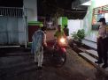 Babinkamtibmas Sidotopo Lakukan Cek Suhu Badan & Penyemprotan Disinfektan di RPH