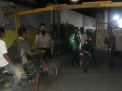 Panit Binmas Polsek Asemrowo Bersama Warga Lakukan Physical Distancing