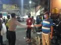 Polsek Asemrowo Bagikan Nasi Bungkus Untuk Makan Sahur di Pasar Buah Tanjungsari