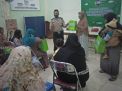 Polsek Krembangan Bagikan Paket Susu Untuk Balita Kampung Tangguh