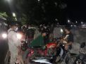 Polsek Kenjeran Bersama Instansi Samping Laksanakan Operasi Pemberlakuan PPKM Darurat, Sasar Warung-Warung di Malam Hari