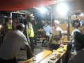 Polsek Asemrowo Gelar Operasi Pemberlakuan Jam Malam Dengan Sasaran Warung & Toko