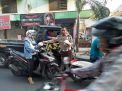 Polsek Asemrowo Bagi-bagi Takjil Gratis Ke Pengendara Mobil & Motor