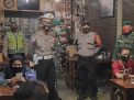Polsek Krembangan Lakukan Operasi Masker di Warkop & Cafe Bareng Koramil