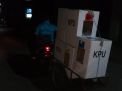 Babinkamtibmas Bongkaran Bawa Surat Suara Dari TPS Ke Kantor Kelurahan
