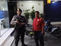 Pantau Keamanan di Kantor Bank, Satsabhara Polres Tanjung Perak Lakukan Patroli Malam