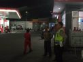 Polsek Kenjeran Gelar Patroli Malam di SPBU, Titip Pesan Waspada Uang Palsu
