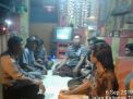 Babinkamtibmas Morokrembangan Sampaikan Himbauan Kamtibmas Ke Pengunjung Warkop