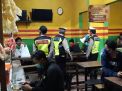 Kanit Lantas Polsek Asemrowo Pimpin Patroli & Pembubaran Pengunjung Warkop