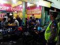 Polsek Pabean Cantikan Bubarkan Pengunjung Warkop Toger Untuk Menekan Penyebaran Covid-19