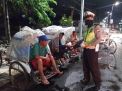 Polsek Pabean Cantikan Bagikan Nasi Bungkus Untuk Masyarakat Terdampak Covid-19